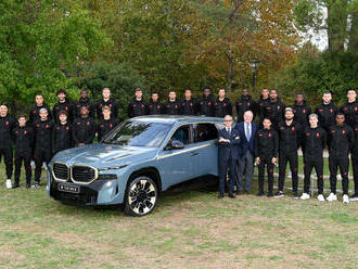 Fotbalový klub AC Milán převzal nová BMW. Fotbalisté budou jezdit v X5, X6 a v elektromobilu iX