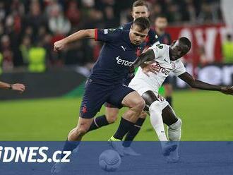 ONLINE: Slavia - Kluž 0:0, po stříleném centru trefuje Tecl tyč