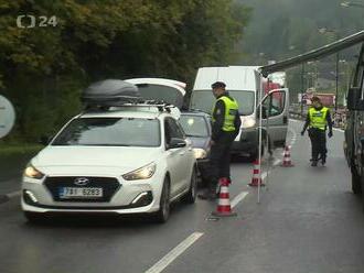 Kontroly na hranicích se Slovenskem pokračují  