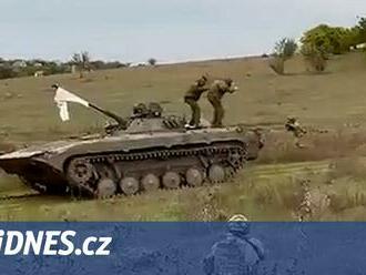 VIDEO: Rusové přijeli se vzdát v obrněnci. Domluvili se po telefonu
