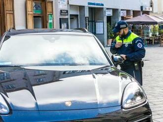 Budú mestskí policajti merať rýchlosť a alkohol? Starostovia to chcú