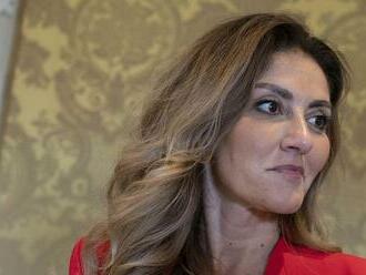 Holandská ministerka si v živom vysielaní odstrihla vlasy, podporila tak Iránky