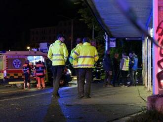 V Bratislave narazilo auto do zastávky: Päť mŕtvych a desať zranených