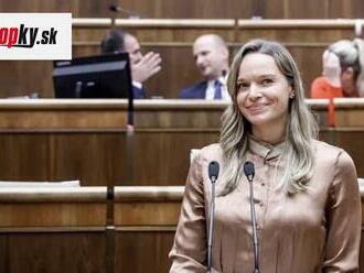 VIDEO Poslankyňa Tabák naložila na výbore premiérovi Hegerovi: Majte Slovákov a Slovenky na prvom mieste!