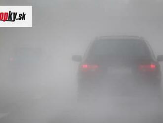 Vodiči, pozor: Na strednom a východnom Slovensku sa môže ráno vyskytnúť hmla