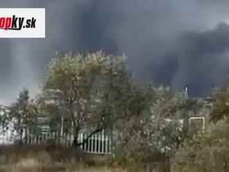 Z letiska Beľbek na Kryme hlásia silný požiar a výbuchy: Došlo k havárii lietadla?