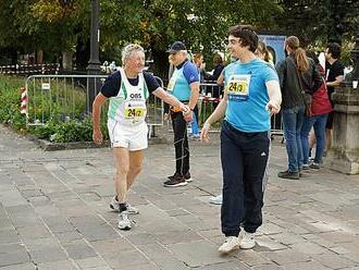 Najstarším bežcom 99. MMM bol dnes už 86-ročný Jozef Štec: Maratónsku štafetu zabehol s vnukmi