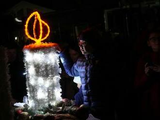 FOTO: Na adventnom venci na Hlavnom námestí zažali prvú sviecu