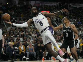 James dal 39 bodů a Lakers v NBA porazili domácí San Antonio