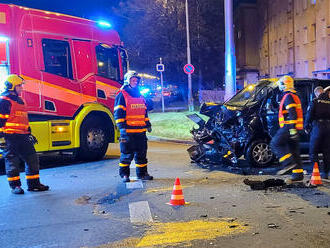 Převrácenou dodávku v Ostravě-Porubě postavili na kola svědci dopravní nehody, zůstal pod ní řidič