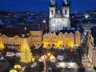 Na Staroměstském náměstí v Praze asistují hasiči u rozsvícení vánočního stromku.