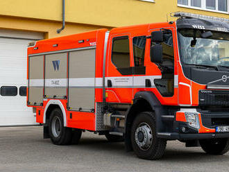 Firma WISS Czech dodala jihomoravským hasičům technický automobil Volvo, zářivě červený vůz sídlí na stanici Blansko