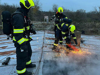 V pražské Uhříněvsi zasahují hasiči u požáru střechy bývalých kasáren. Objekt užívají osoby bez…