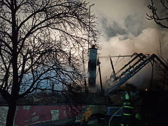 U požáru domu ve Stříbrnicích zasahovalo sedm jednotek hasičů, škoda byla vyčíslena na dva miliony