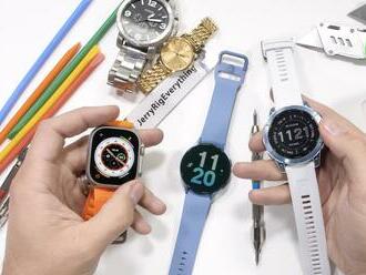 Ako odolné je zafírové sklo na hodinkách Apple Watch Ultra, Samsung Galaxy Watch5 a Garmin Fenix 7?