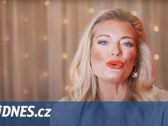 Moderátorka Lucie Borhyová překvapila vánoční písničkou se synem a dcerou