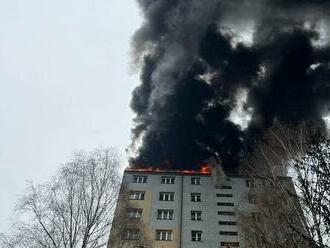 VIDEO: Požár bytu v Českém Těšíně. Šest zraněných včetně hasiče, škoda 5 milionů
