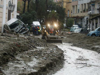 Záchranári na ostrove Ischia pokračujú v hľadaní nezvestných ľudí, po zosuve pôdy sa zrútilo aspoň 10 budov