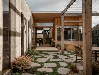 Udržitelný dům z betonu a cypřišového dřeva