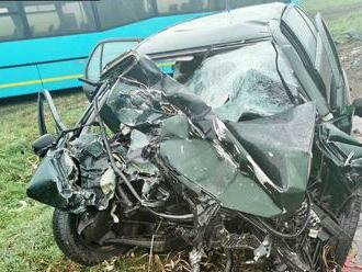 Tragickú zrážku auta a autobusom neprežil šofér Škody Fabia