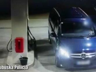 VIDEO: Takto muž 'vpálil' autom do predajne na pumpe a ušiel