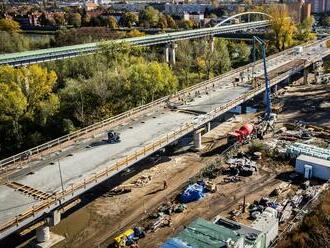 Znovuotvorenie dôležitého mostu v Hlohovci sa posúva