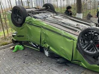 V Číne sa zrazili dva elektromobily, ktoré vtipkovali na tému bŕzd Tesly