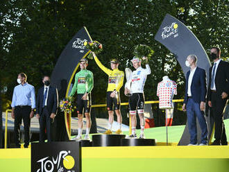Vítěz Tour de France Jonas Vingegaard obdržel trofej z křišťálového skla navrženou ŠKODA AUTO