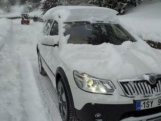 U nás směšné 2 tisíce korun, ale v Rakousku hrozí za sněhovou čepici na autě pokuta až 5 tisíc euro