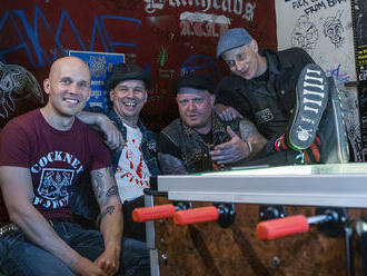 Debutová deska pražských punkáčů The Fialky slaví 15 let reedicí na LP