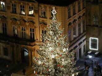 Vánoce v Praze začínají. Na Staroměstském náměstí se rozsvítil vánoční strom