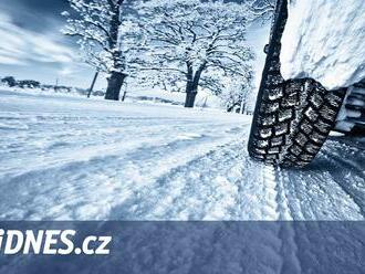 Řidiči zatím vyčkávají, na zimní pneumatiky jich přezulo méně než loni