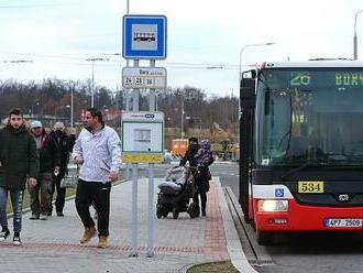 Limit pro městskou dopravu zdarma v Plzni se sníží na 65 let
