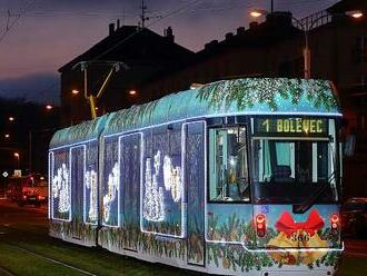 V Plzni opět vyjede vánoční tramvaj, podívejte se na jízdní řád
