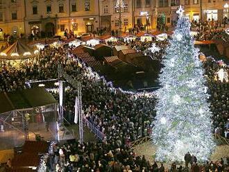 Plzeň rozsvítila na náměstí Republiky svůj vánoční strom