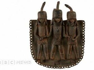 Benin Bronzes: Nigeria hails 'great day' as London museum signs over looted objects