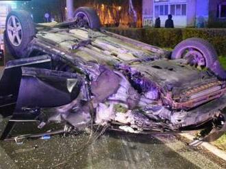 Opitý vodič v Košiciach sa prevrátil so svojím autom na strechu, pri dychovej skúške nafúkal 2,75 promile