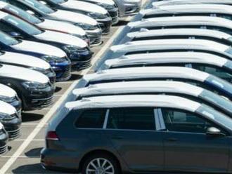 Automobilový trh naďalej bojuje s výpadkom nových vozidiel, pre kupujúcich je otázna aj ich konečná cena