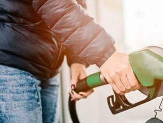 Ceny benzínov a nafty ešte klesnú. Analytička priblížila, kedy sa zlacňovanie zastaví