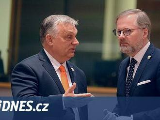 Fiala míří na jednání V4, nad nímž je stín Orbánovy šály Velkého Maďarska