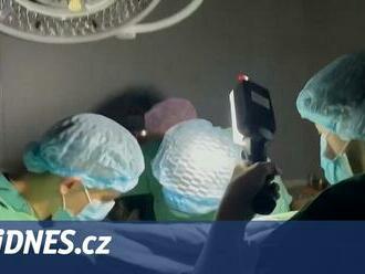 VIDEO: V Kyjevě museli dítěti operovat srdce jen za svitu baterky