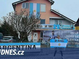 Dům i auto má v barvách Argentiny. Potupu od Saúdů fanoušek z Bukovky protrpěl