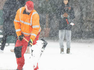 Miestami môže v piatok napadať až 10 cm snehu, platia i výstrahy pred poľadovicou