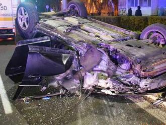 Nepoučiteľní vodiči: Auto prevrátil na strechu, nafúkal takmer tri promile