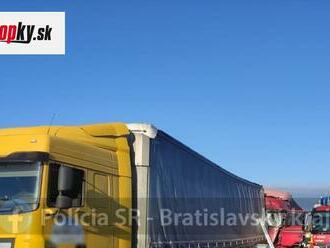 AKTUÁLNE Vodiči, pozor! Na diaľnici D2 na vjazde do Bratislavy sa zrazili kamióny, úsek je neprejazdný
