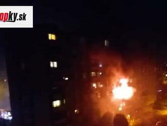 FOTO Hrozila ďalšia tragédia: Nočný požiar bytu v Nových Zámkoch, zranili sa štyria ľudia