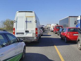 Zrazilo sa niekoľko kamiónov: Pred Bratislavou museli uzavrieť diaľnicu!