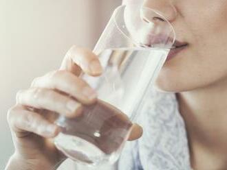 Nové zistenia vedcov: 8 pohárov vody denne je nezmysel! Viete, koľko by ste jej mali vypiť?