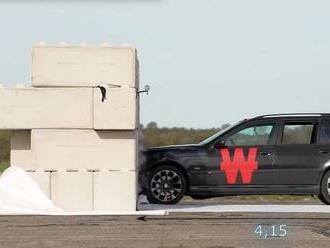 YouTuberi vrazili starým BMW do betónovej steny rýchlosťou 150 km/h. Pohľad na vrak ich roztriasol