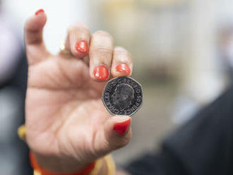 V Británii se dostávají do oběhu první mince s portrétem krále Karla III.